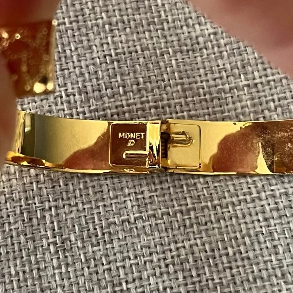 Vintage MONET Gold Tone Textured Hinged Bangle Bracelet